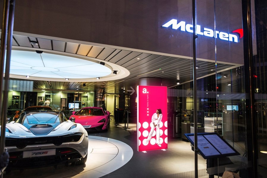 adFrame Smart automobilio pristatymo erdvėje