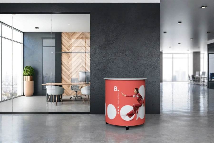 Reklaminis staliukas adTribune Hit – staliukas ekspozicijoje