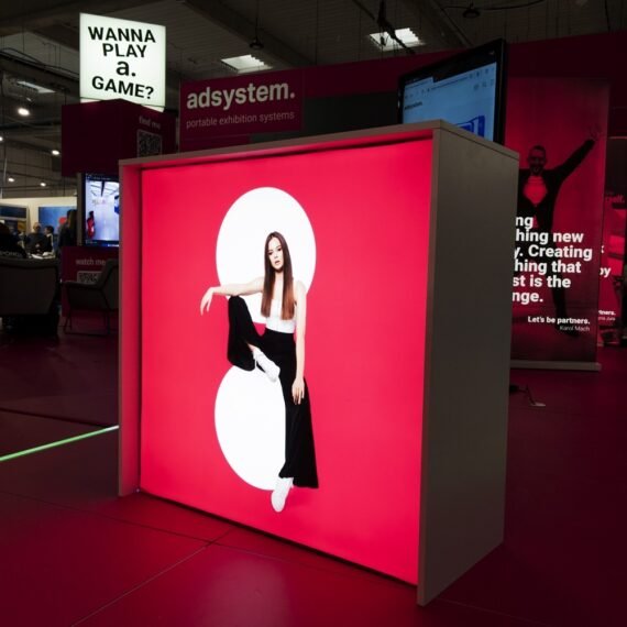 Šviečiantis renginių staliukas adTribune Expo