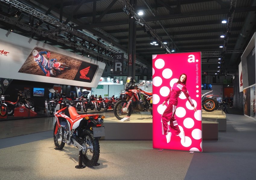 Pop-up Lightbox reklaminė ekspozicija parodoje