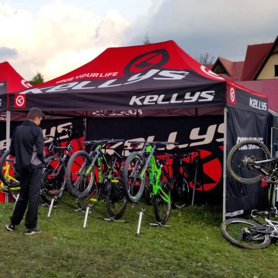 Prekybinė palapinė 3x4,5 Octa Go su reklama ant stogo + 3 sienos su spauda