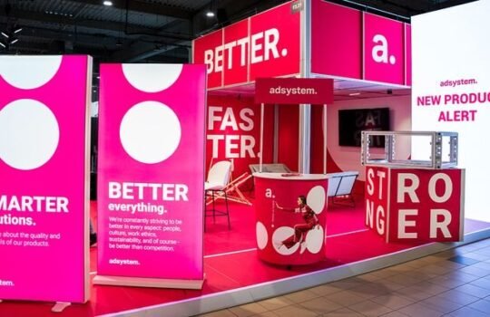 Šviečiantis parodų stendas