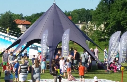 Vėjui atspari reklaminė palapinė: kaip pasirinkti saugią konstrukciją lauko renginiams?