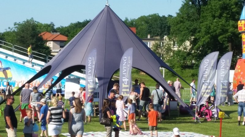 Vėjui atspari reklaminė palapinė: kaip pasirinkti saugią konstrukciją lauko renginiams?